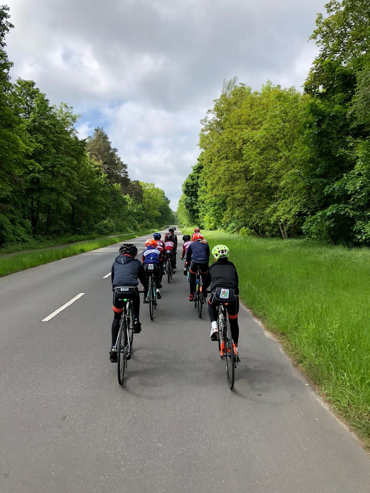 05.06.2021-U13-Vor-dem-Anstieg-zum-Teufelsberg-ist-es-nochmal-flach.-Fotograf-SC-Berlin-Abt.-Radsport