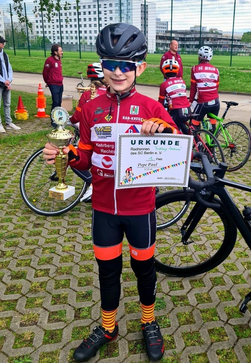 19.05.2021-Sieger-22Frühlings-Omnium22-U13m-Pepe-Paul-mit-Wanderpokal-Fotograf-SC-Berlin-Abt.-Radsport