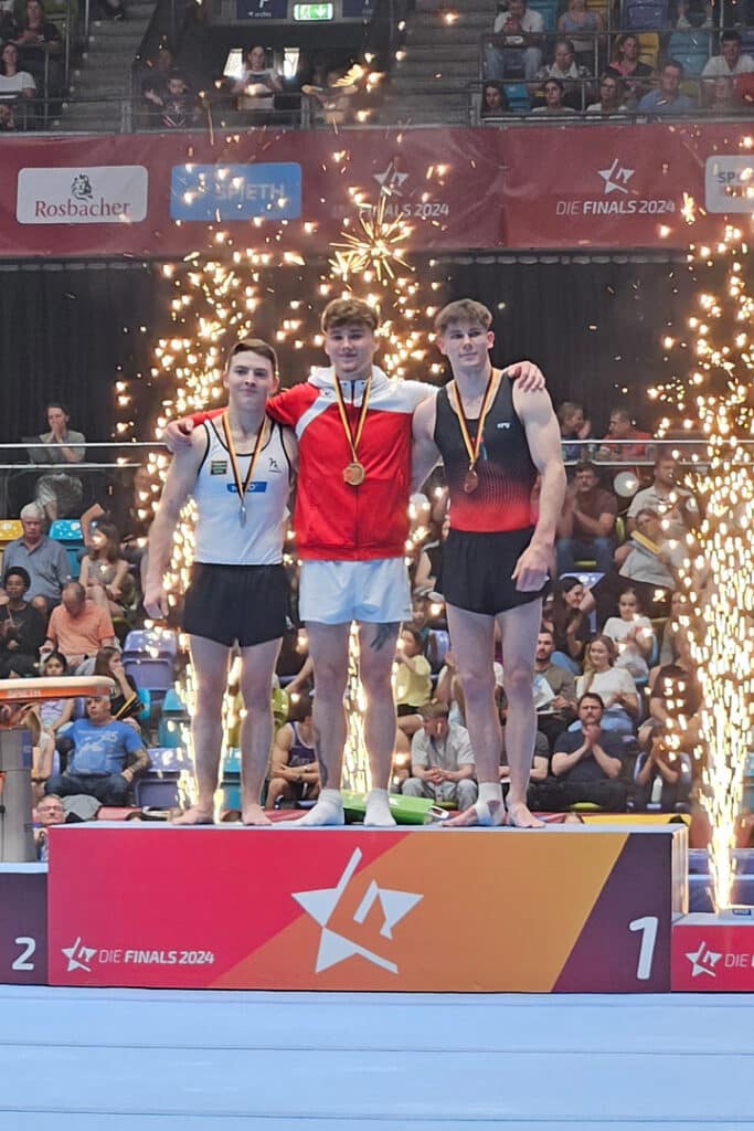 Finals 2024 Dario Sissakis vom SC Berlin erhält die Bronzemedaille am Boden