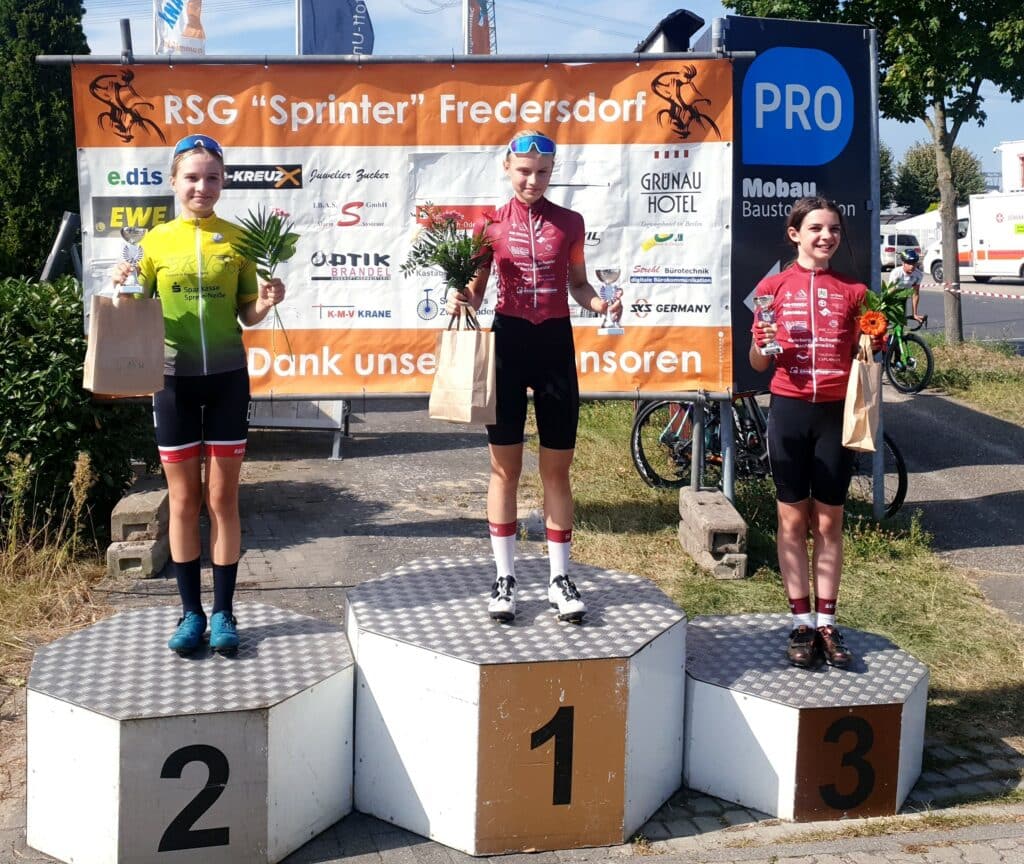 Neuenhagen U13w 1 Platz Martje Plamp 3 Platz Lena Milla Schönebeck